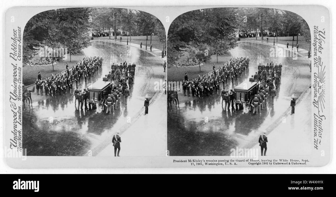 Le président McKinley's reste passant la garde d'honneur de quitter la Maison Blanche, Washington D.C., USA, carte stéréo, Underwood & Underwood, le 17 septembre 1901 Banque D'Images
