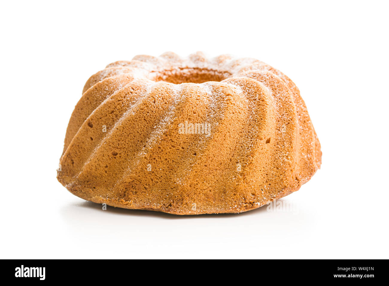Gâteau bundt doux isolé sur fond blanc. Banque D'Images