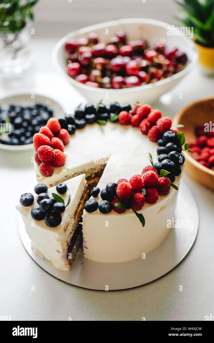 Close Up Gateau Au Fromage Mascarpone Cremeux Fraise Et Baies D Hiver New York Cheesecake Close Up Dessert De Noel Alimentation Saine Un Creatif Photo Stock Alamy