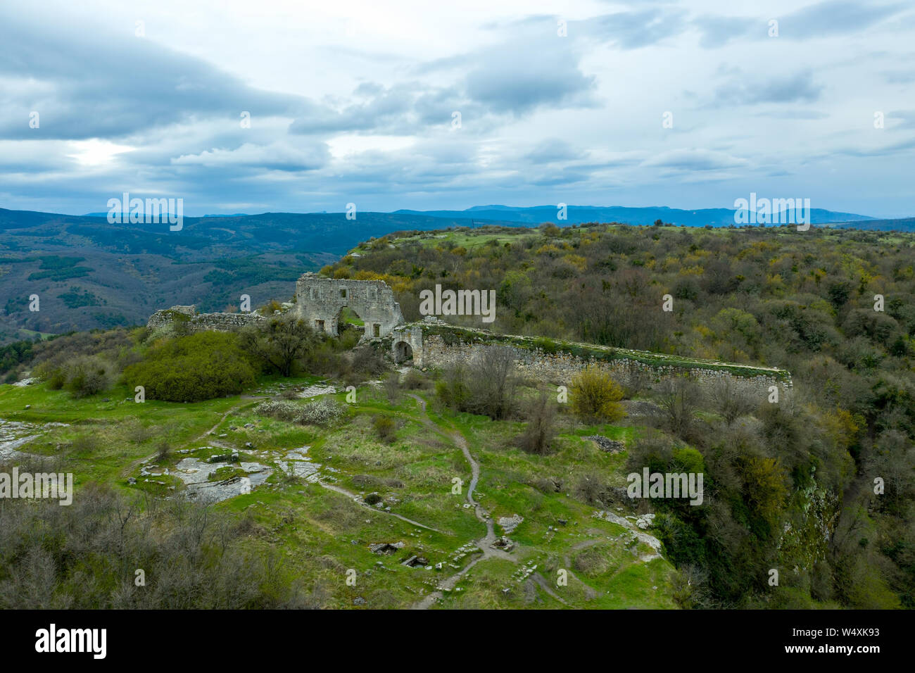 Drone volant au-dessus de la grotte ville Mangup-Kale, près de la ville de Bakhtchyssaraï, Crimée Banque D'Images