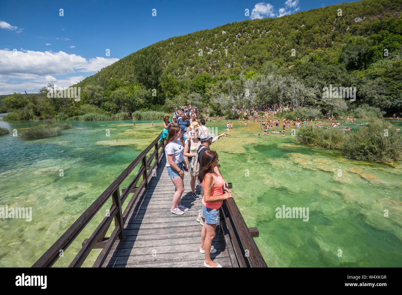 Regarder les touristes en cascades de Krka National park Banque D'Images