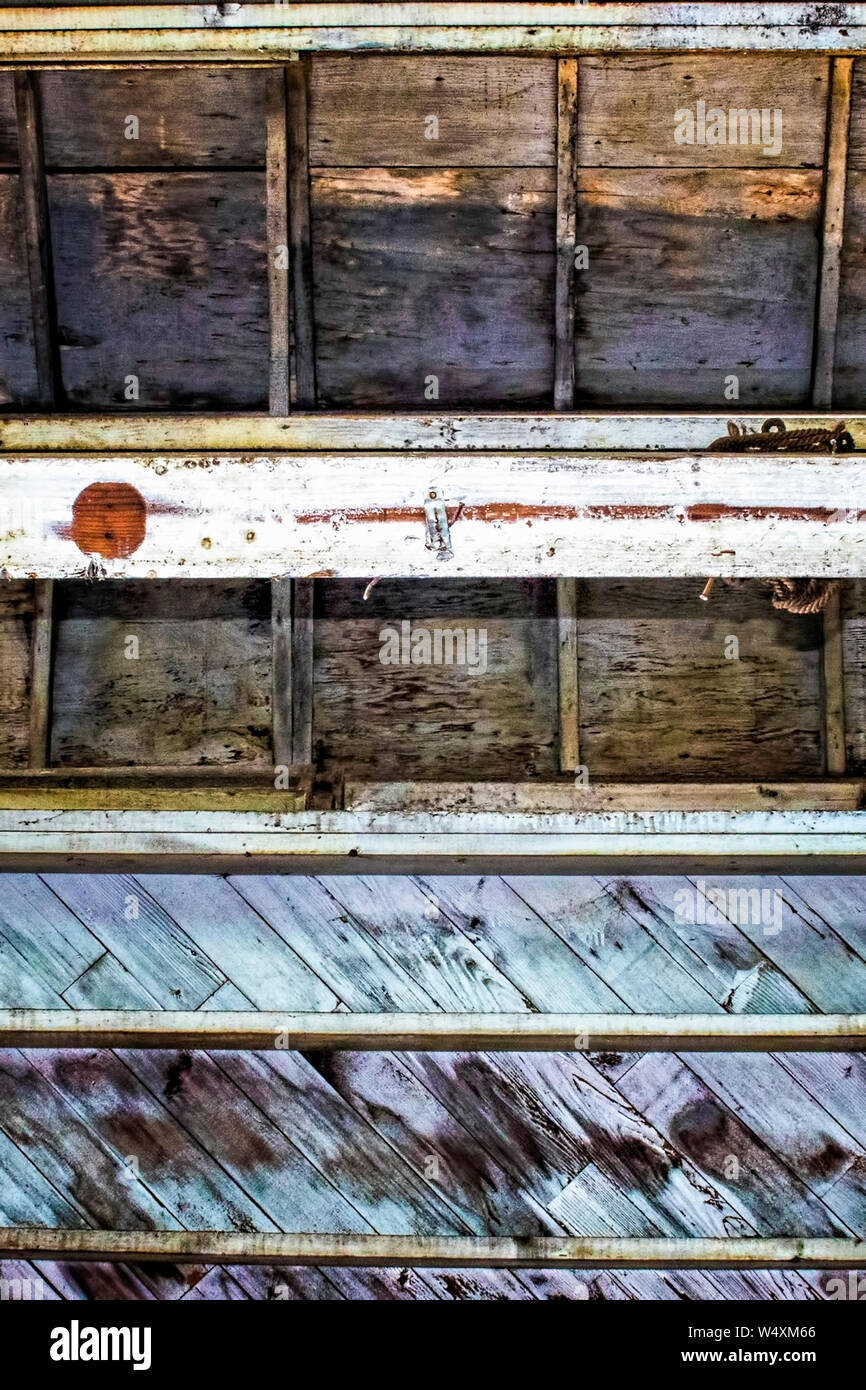 Textures couleurs des lignes et des formes dans le vieux plafond en bois. Prises de l'intérieur de l'entrepôt de la conserverie abandonnée à Monterey, Californie. Banque D'Images