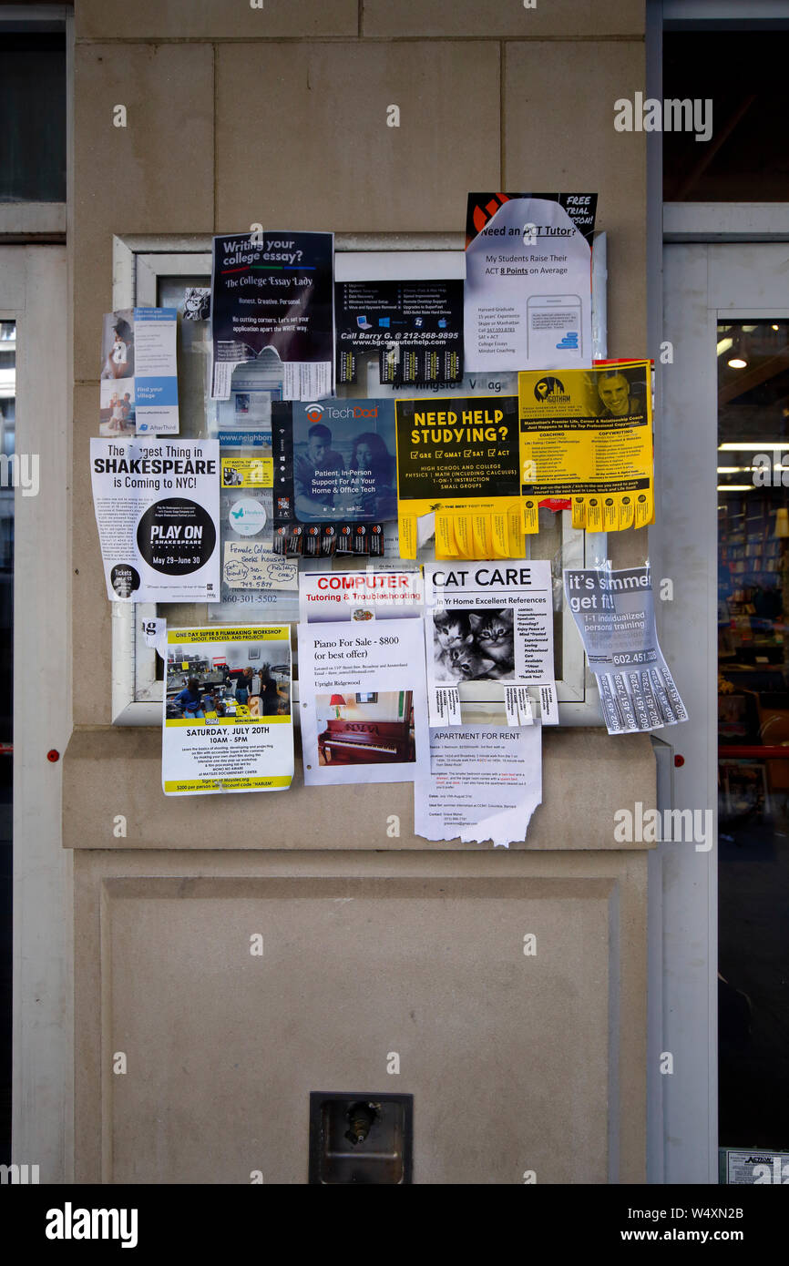Un babillard communautaire à une librairie d'université rempli de publicité indésirable Banque D'Images Un babillard communautaire à une librairie d'université rempli de publicité indésirable Banque D'Images