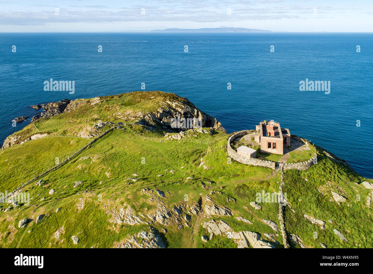Torr Head pointe, falaise rocheuse et péninsule avec ruines du vieux fort dans le comté d'Antrim, Irlande du Nord, près de Ballycastle. Photo aérienne avec vue de loin Banque D'Images