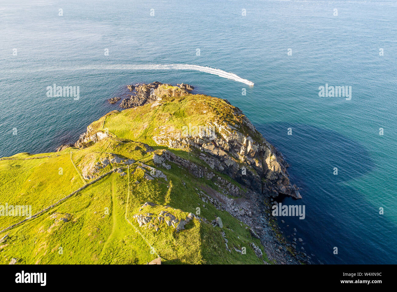 Torr Head pointe, une falaise rocheuse de la péninsule et dans le comté d'Antrim, Irlande du Nord, près de Ballycastle. Photo aérienne avec un bateau à moteur Banque D'Images