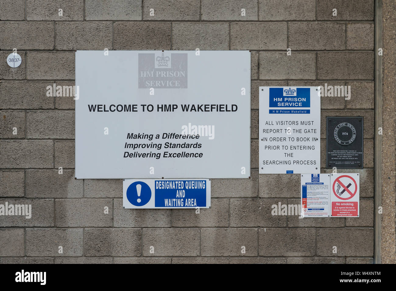 La signalisation pour HMP Wakefield catégorie une prison pour hommes dans le West Yorkshire, au Royaume-Uni. Banque D'Images