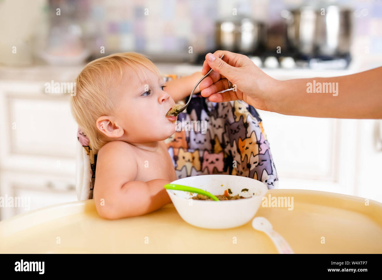 Blond Bebe Dans Un Siege Pour Enfant De Manger De La Soupe Petit Enfant Dans La Chaise De Bebe Manger Legumes Tendres Avec Une Cuillere Comme Premier Aliment Solide A La Maison