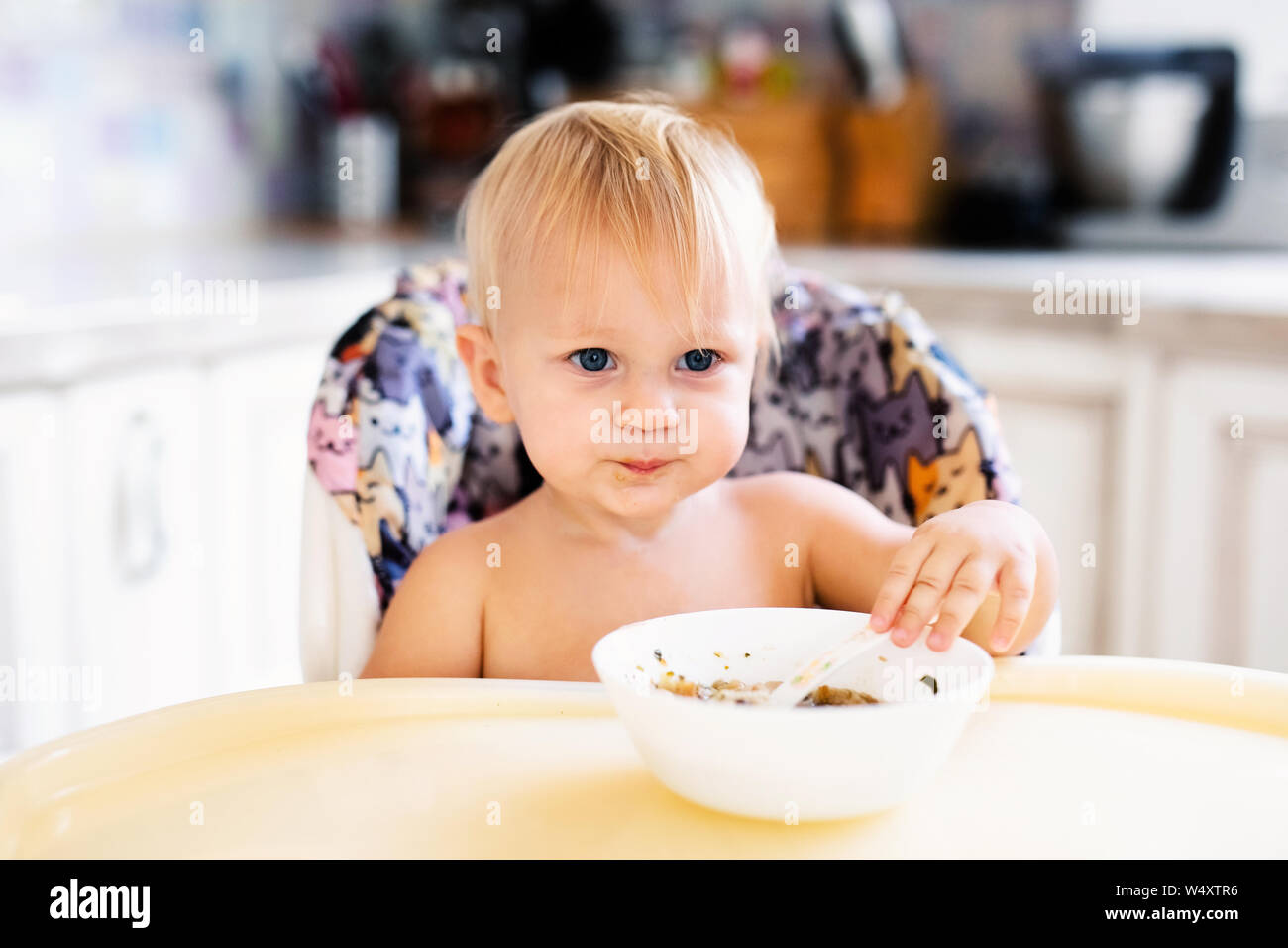 Blond Bebe Dans Un Siege Pour Enfant De Manger De La Soupe Petit Enfant Dans La Chaise De Bebe Manger Legumes Tendres Avec Une Cuillere Comme Premier Aliment Solide A La Maison