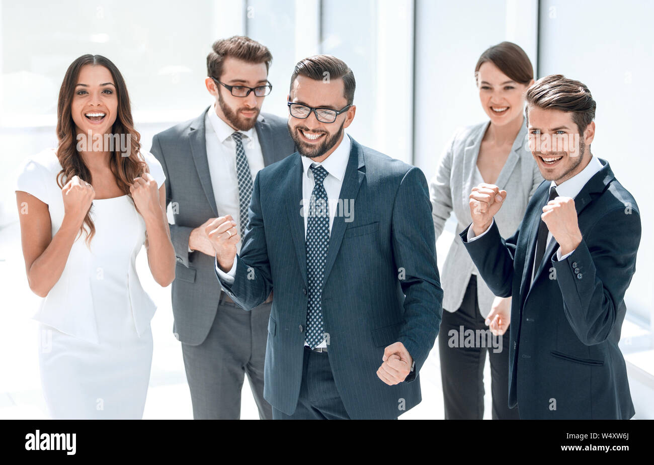 Happy business team standing in office. Banque D'Images