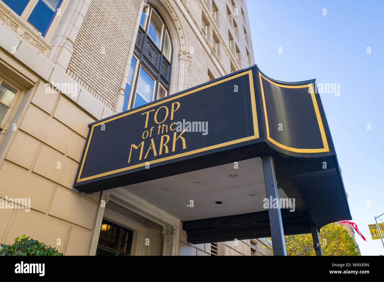 Faible angle de vue d'auvent avec logo de l'emblématique Sommet de la marque restaurant de San Francisco, Californie, le 25 décembre 2018. () Banque D'Images