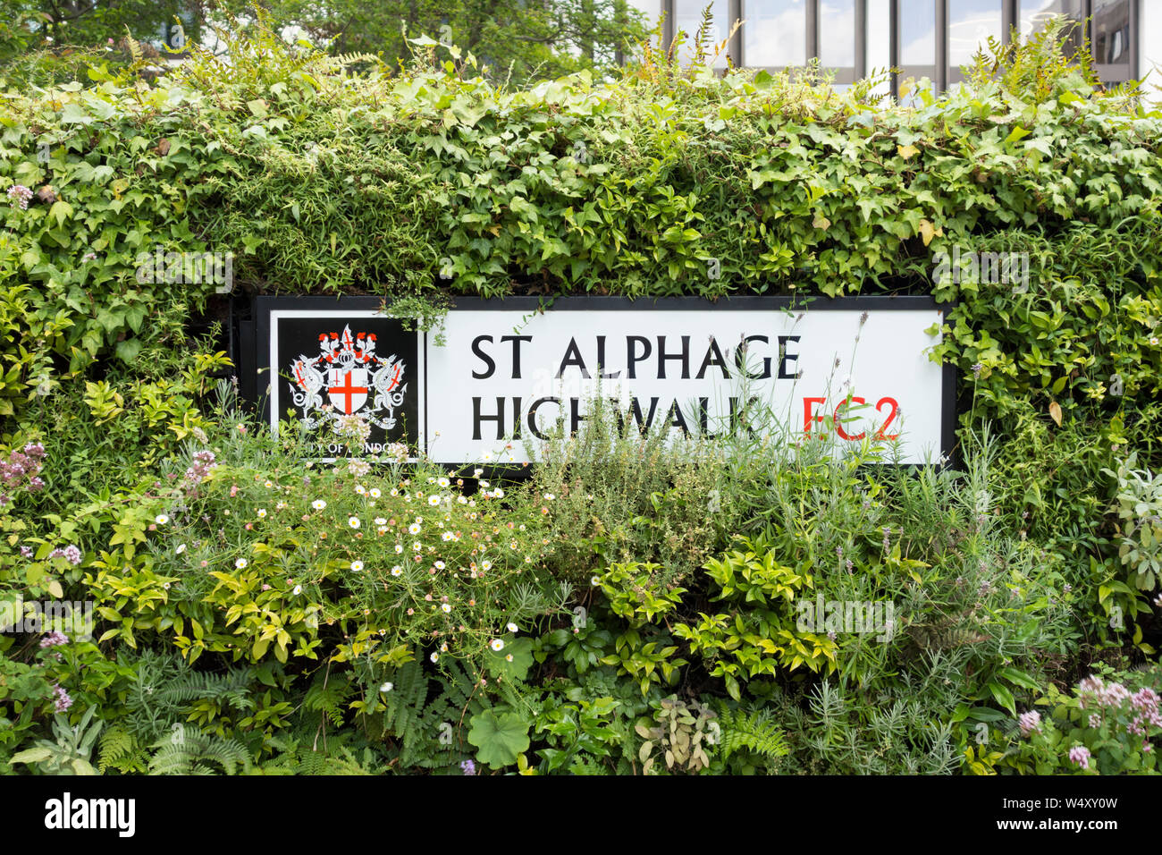 Le bosquet entourant St Alphage Highwalk street sign, London, EC2, UK Banque D'Images