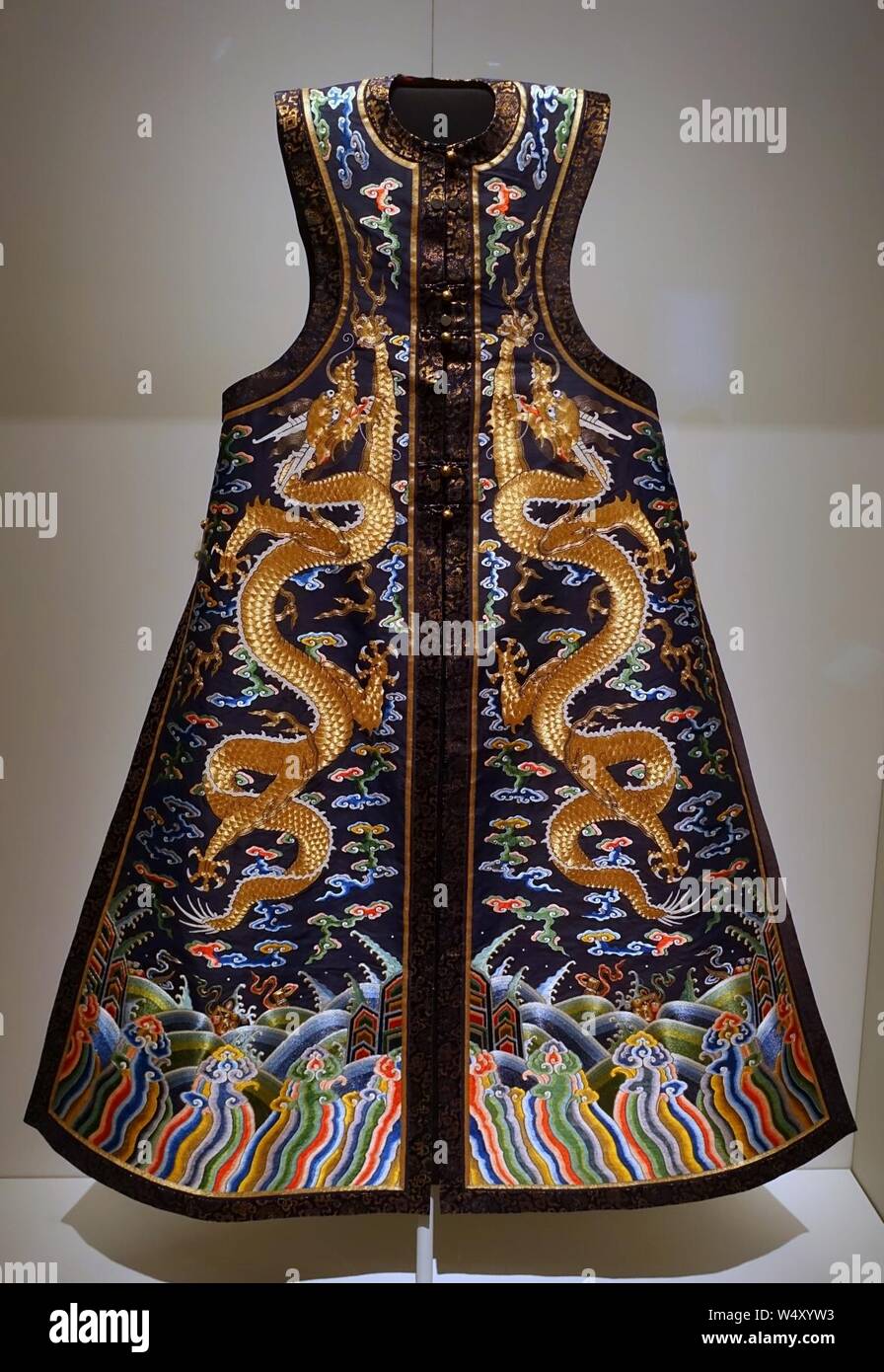 Gilet court avec des dragons et des nuages, la Chine, la broderie en soie, Manufacture Impériale de Suzhou, à l'adaptation par l'Impériale Atelier, Beijing, Yongzheng, période 1723-1735, AD - soie Banque D'Images