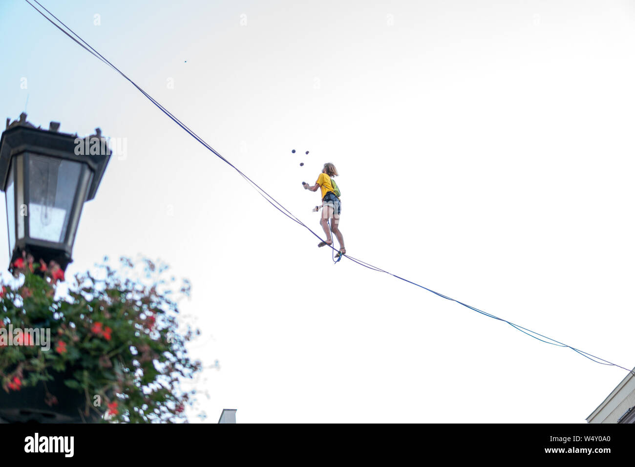 25 juillet 2019, Lublin, Pologne : Highline urbaine au cours du Festival Carnaval Sztukmistrzow avec people walking highline Banque D'Images