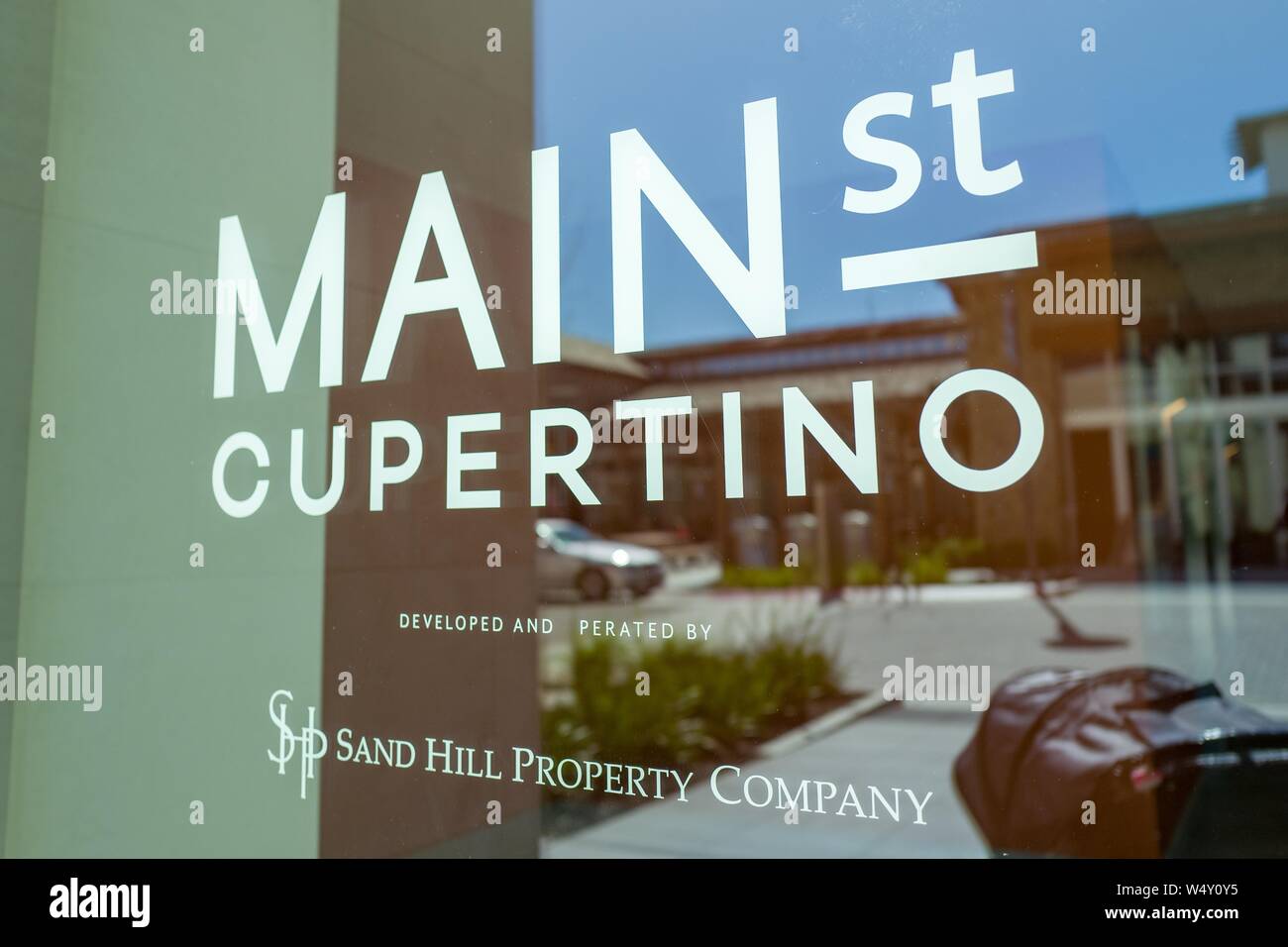 Close-up de signer pour la rue Main Cupertino shopping mall dans la Silicon Valley, à Cupertino, Californie, notant développement par San Hill Property Group, le 15 mars 2019. Banque D'Images