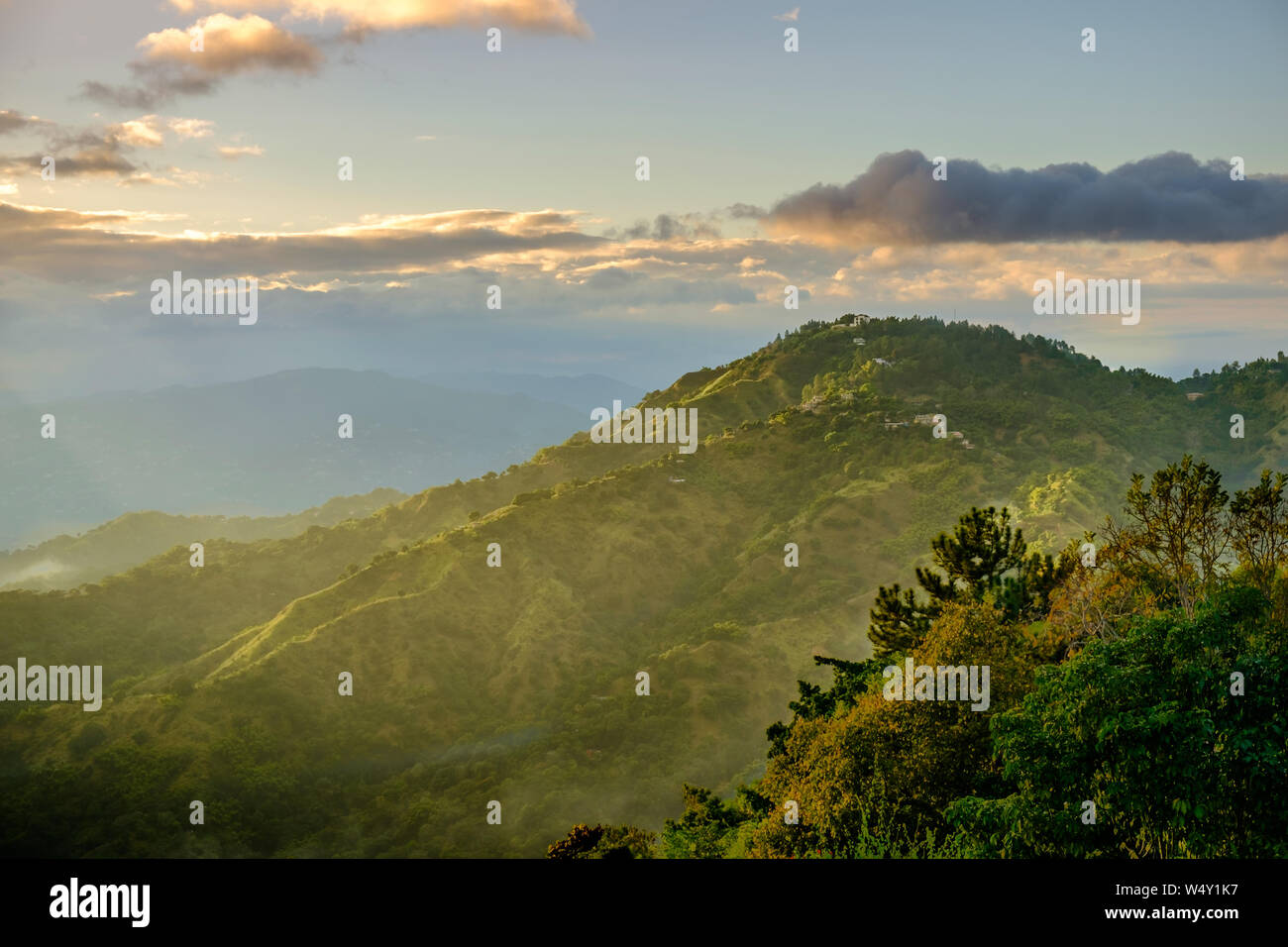 Coucher de soleil sur les Montagnes Bleues de la Jamaïque Banque D'Images