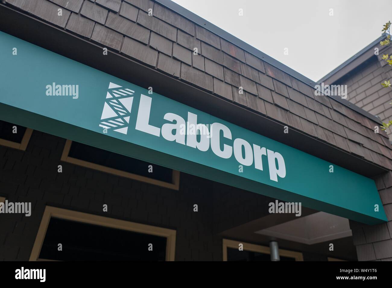 Faible angle de vue du laboratoire de tests médicaux pour signer company LabCorp à Lafayette, en Californie, le 4 avril 2019. () Banque D'Images