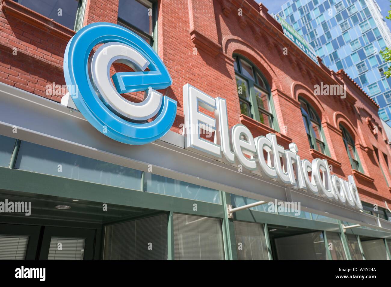 Façade avec logo au siège de l'entreprise de développement de logiciels d'Electric Cloud dans la Silicon Valley ville de San Jose, Californie, le 13 avril 2019. () Banque D'Images Façade avec logo au siège de l'entreprise de développement de logiciels d'Electric Cloud dans la Silicon Valley ville de San Jose, Californie, le 13 avril 2019. () Banque D'Images