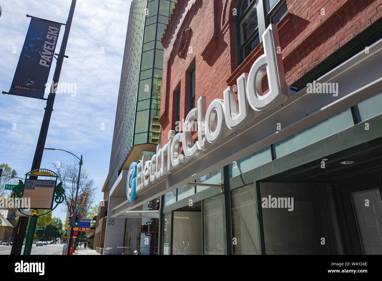 Façade avec logo au siège de l'entreprise de développement de logiciels d'Electric Cloud dans la Silicon Valley ville de San Jose, Californie, le 13 avril 2019. () Banque D'Images Façade avec logo au siège de l'entreprise de développement de logiciels d'Electric Cloud dans la Silicon Valley ville de San Jose, Californie, le 13 avril 2019. () Banque D'Images