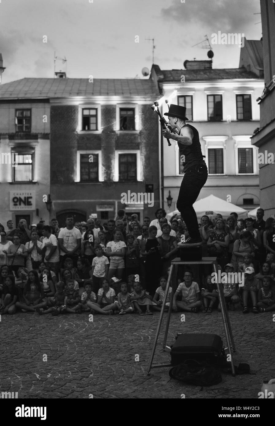 25 juillet 2019, Lublin, Pologne : spectateurs regardant montrent d'artiste de rue Kacper Wydmanski sztukmistrzow au cours de carnaval Banque D'Images