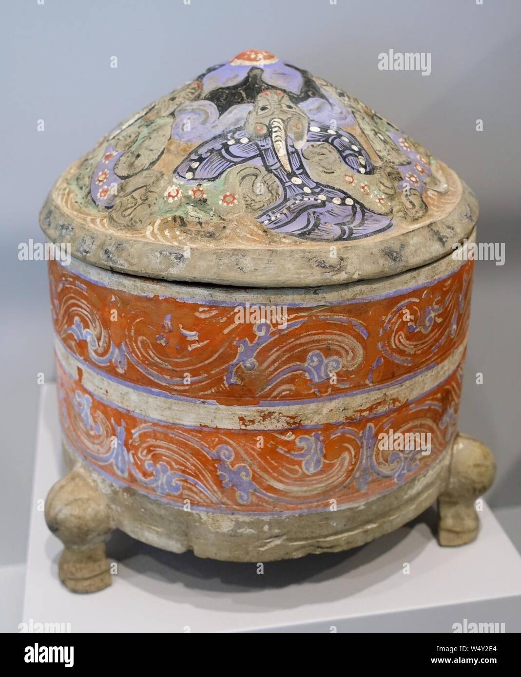 Zun cylindrique couvert contenant du vin avec Décor d'animaux fantastiques, vue 1, la Chine, de l'Ouest période Han, 2e-1e siècle avant J.-C., faïence - Banque D'Images