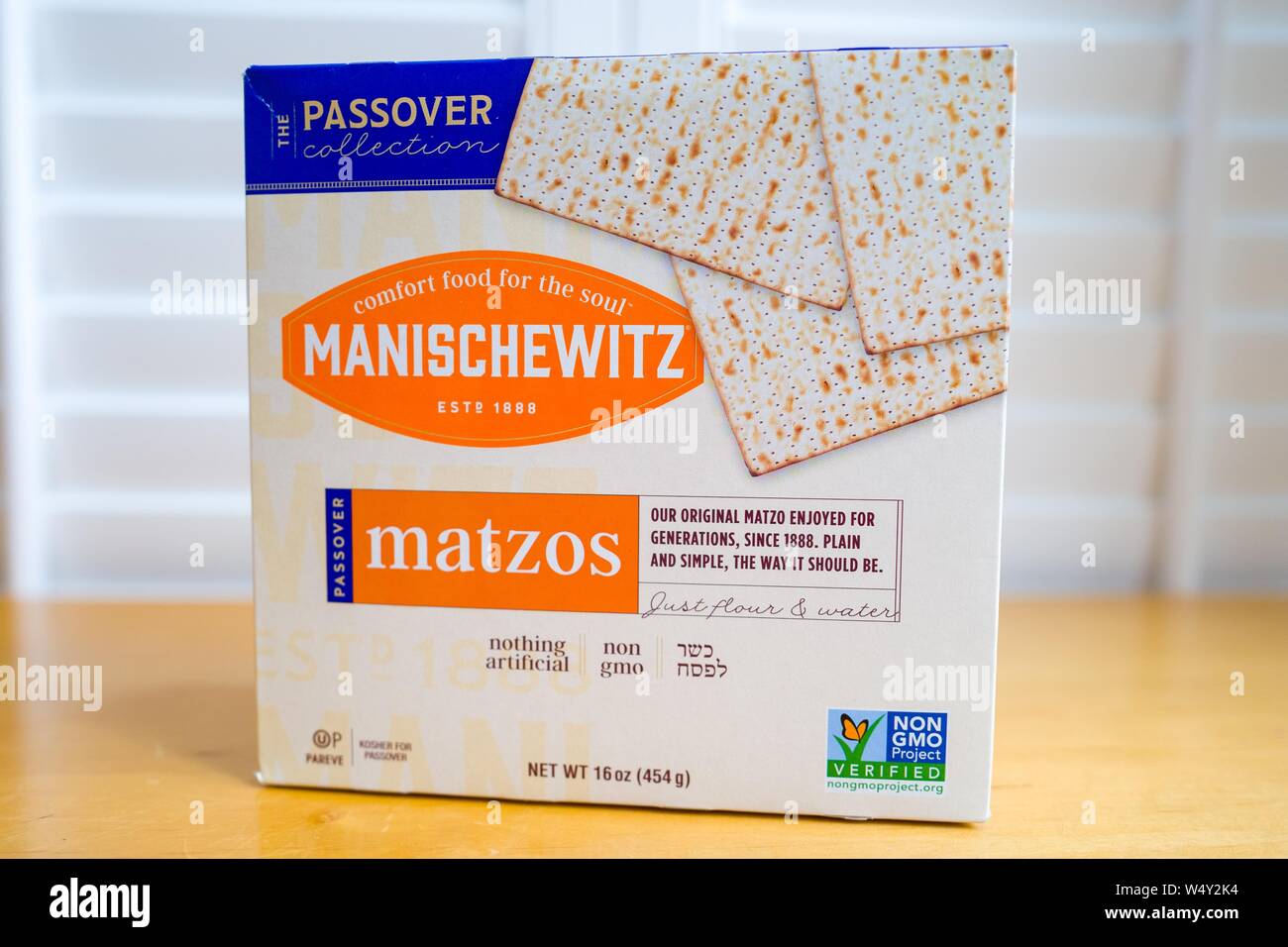 Close-up of a box of casher pour Pessah Matsot le pain du Manischewitz, traditionnellement servi sur les vacances de Pessah pendant le Seder repas dans le judaïsme, San Ramon, Californie, le 19 avril 2019. () Banque D'Images