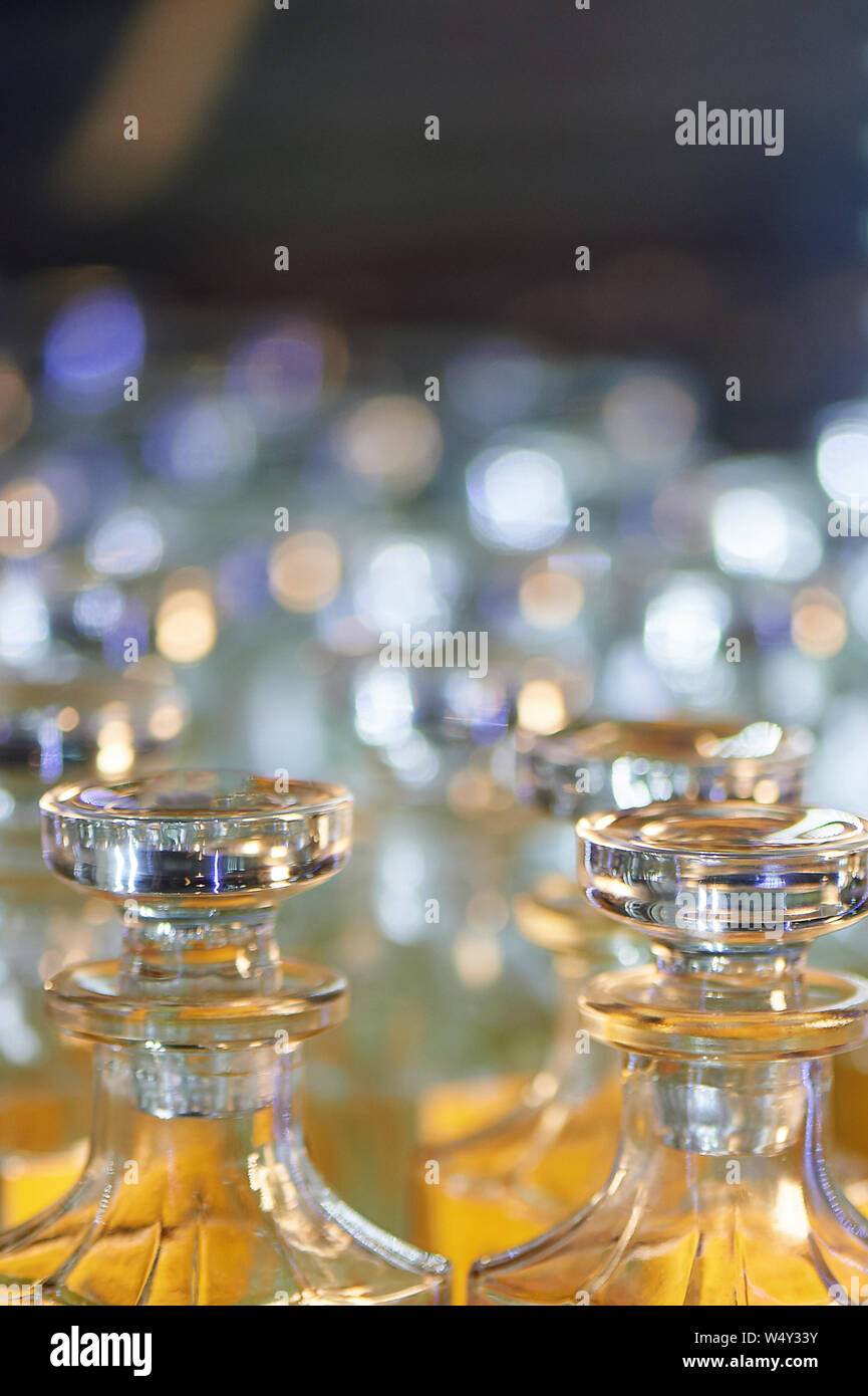 Flacons à parfum en verre.Des huiles d'un Bazar, marché.huiles aromatiques, l'huile parfum dans des récipients en verre à facettes. Banque D'Images