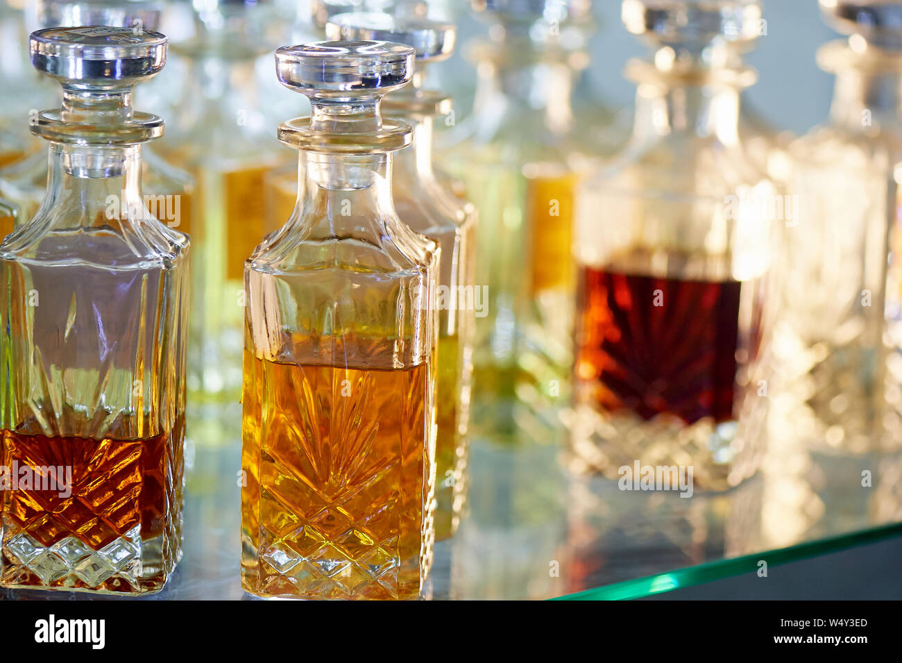 Flacons à parfum en verre.Des huiles d'un Bazar, marché.huiles aromatiques, l'huile parfum dans des récipients en verre à facettes. Banque D'Images