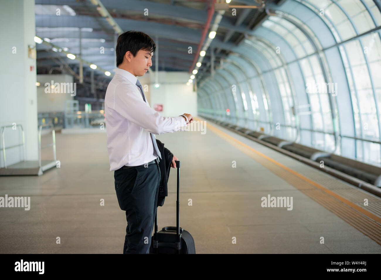 Beautiful young asian woman traveler à Réveil de pair avec les bagages ,en attente de train à la gare, Voyages et vacances. Banque D'Images