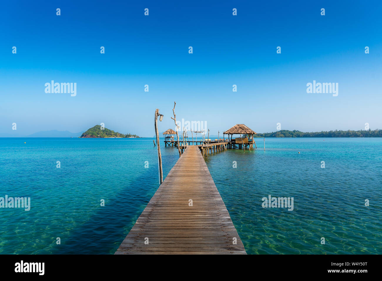 Barre de bois en mer et hutte avec ciel clair à Koh Mak à Trat, Thaïlande. L'été, les voyages, vacances et maison de vacances concept. Banque D'Images