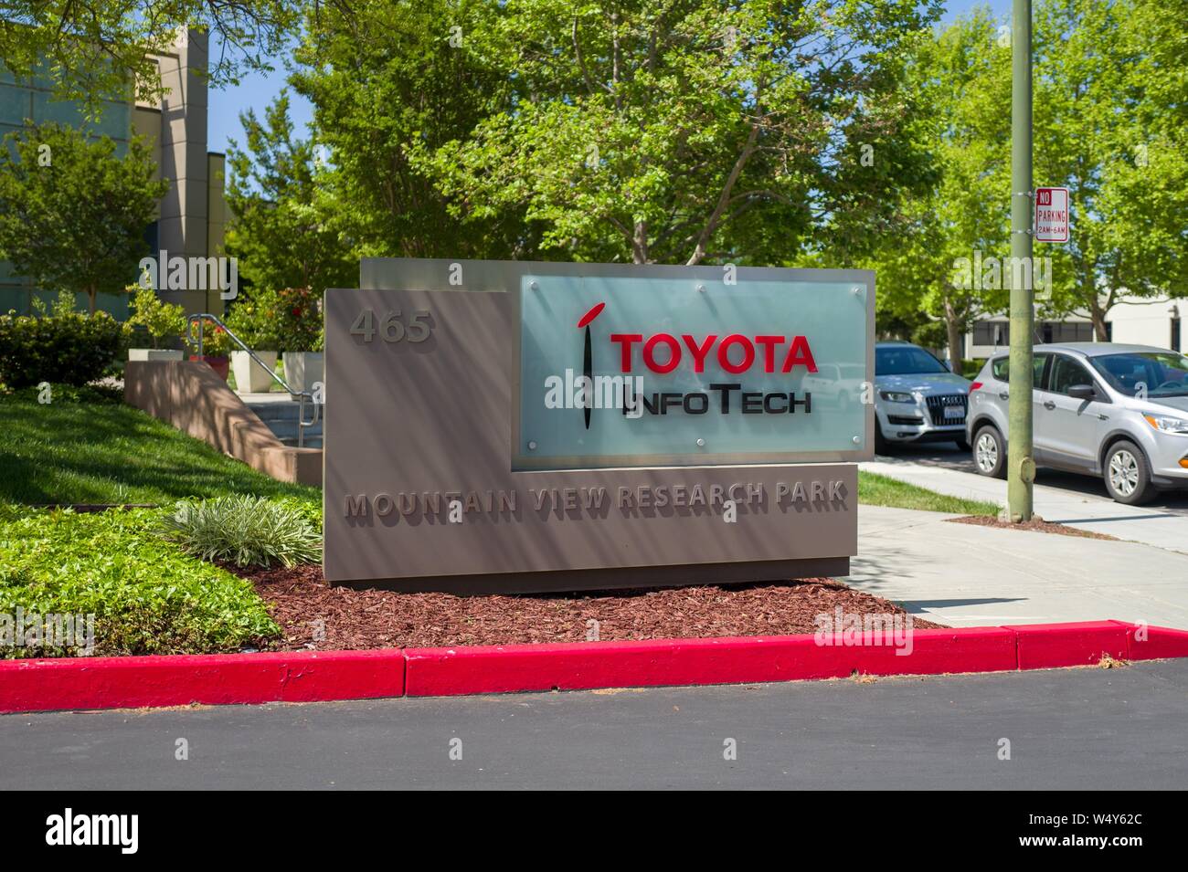 Panneau routier à l'entrée de Toyota, une technologie Infotech research division du constructeur automobile Toyota, dans la Silicon Valley, Mountain View, Californie, le 3 mai 2019. () Banque D'Images
