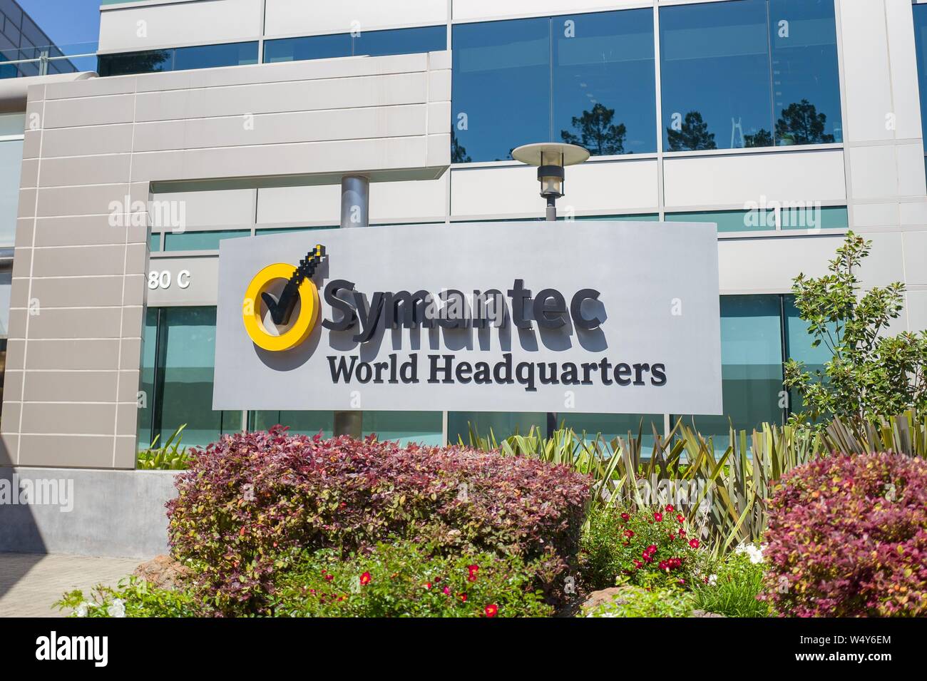 Signer avec le logo et le bâtiment à l'entrée du siège mondial de la cybersécurité et à la société d'analyse de virus Symantec dans la Silicon Valley, Mountain View, Californie, le 3 mai 2019. () Banque D'Images