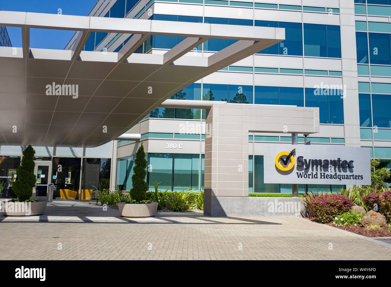 Signer avec le logo et le bâtiment à l'entrée du siège mondial de la cybersécurité et à la société d'analyse de virus Symantec dans la Silicon Valley, Mountain View, Californie, le 3 mai 2019. () Banque D'Images