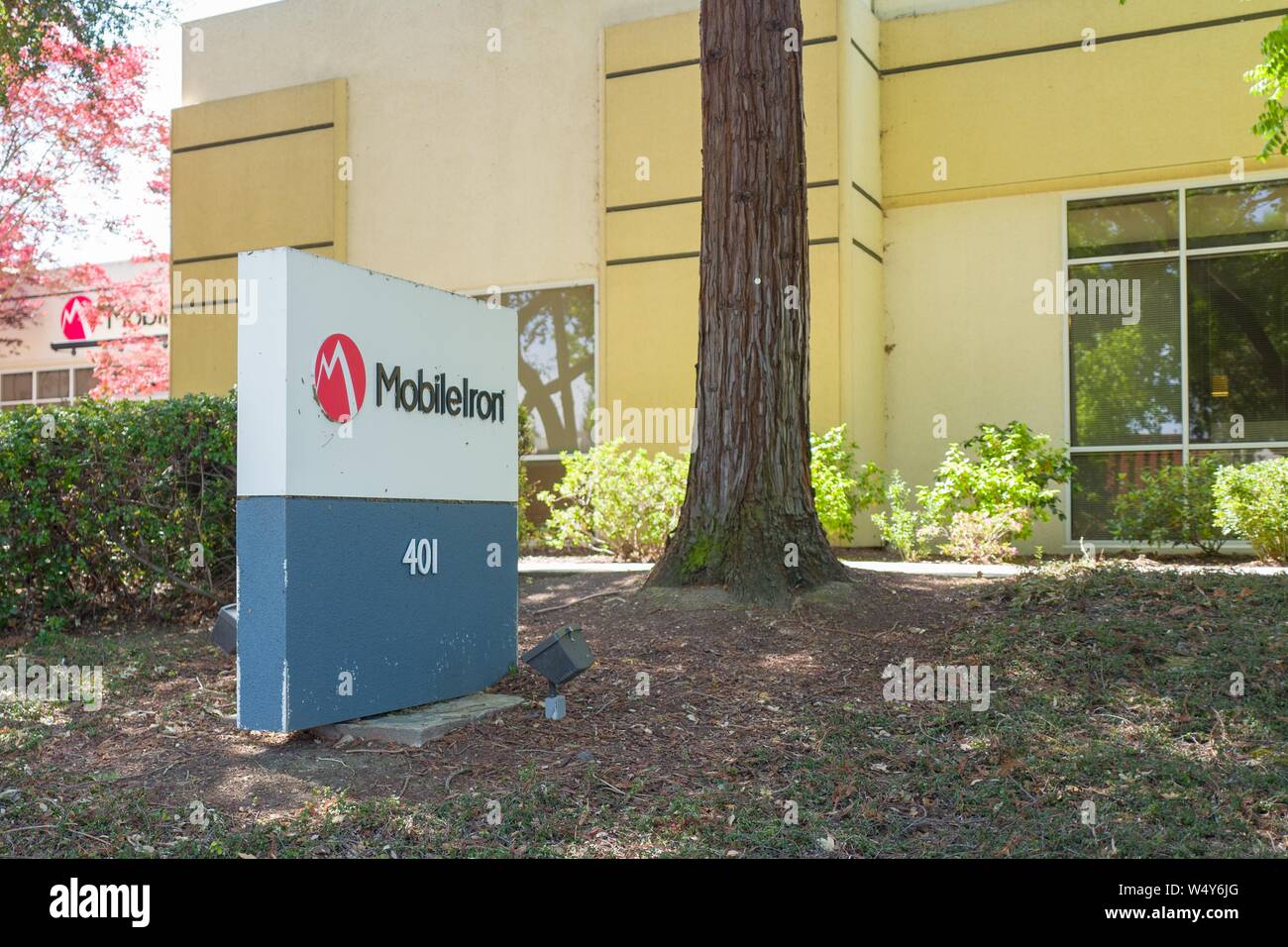 Signer avec logo à l'entrée du siège de la cybersécurité mobile Mobileiron entreprise dans la Silicon Valley, Mountain View, Californie, le 3 mai 2019. () Banque D'Images