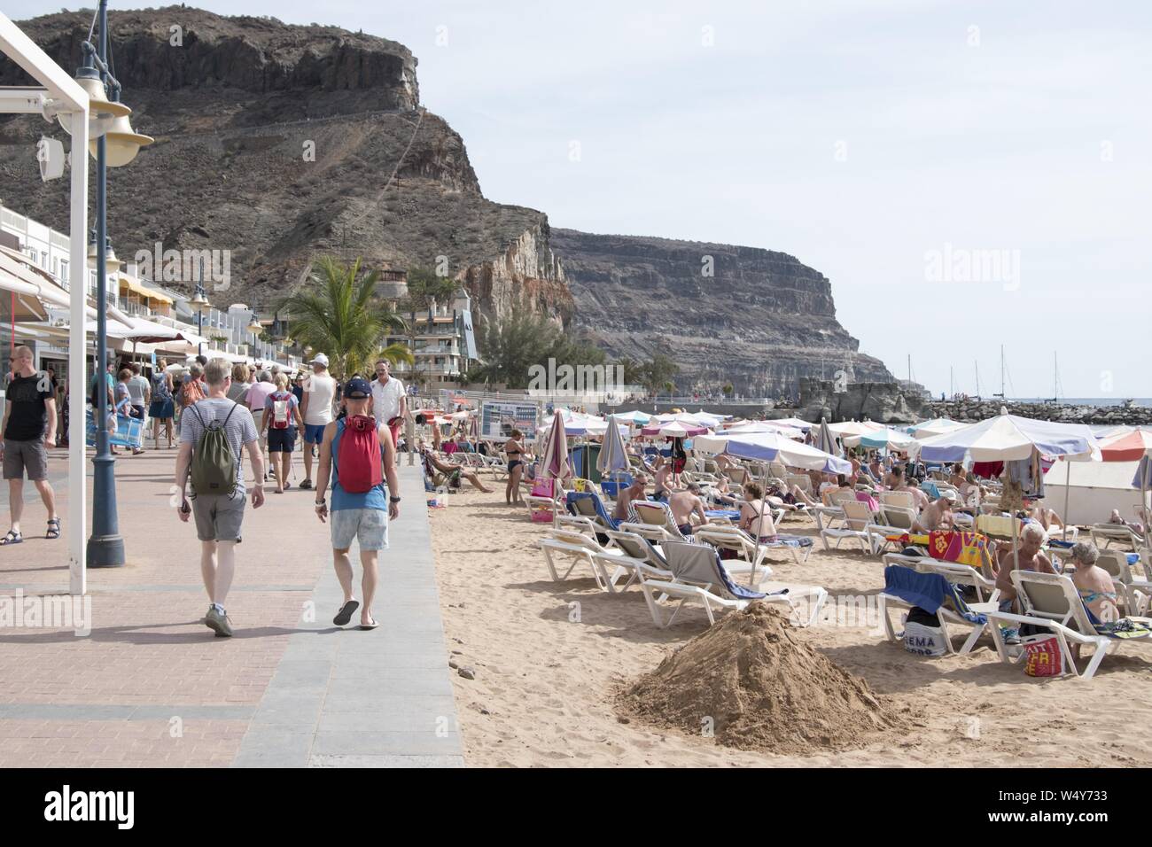Foule de touristes sur la plage de Puerto de Mogan, un village de pêcheurs sur la côte sud-ouest de l'île de Gran Canaria, Îles Canaries, Espagne, Novembre 15, 2017. () Banque D'Images