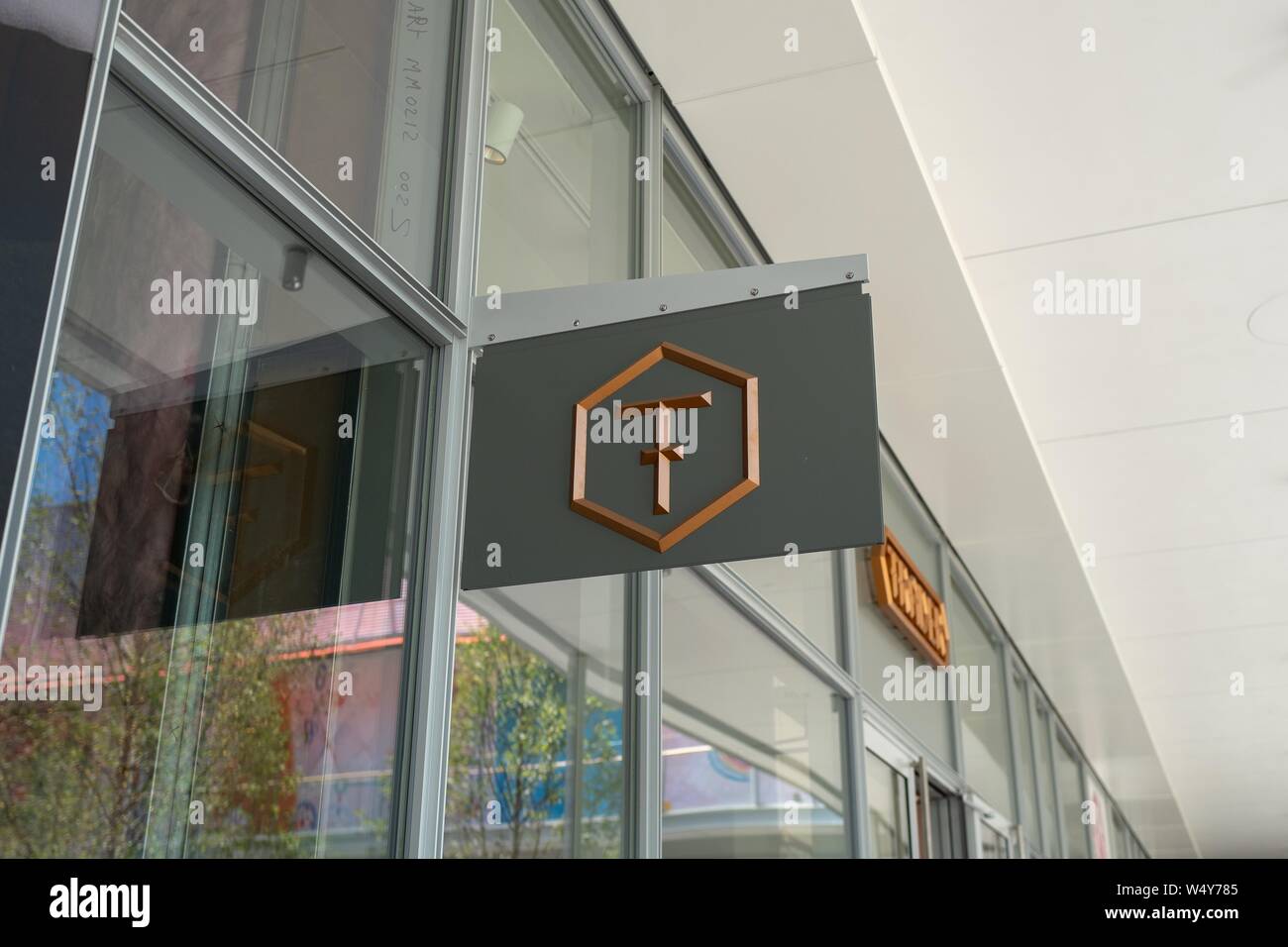 Close-up of logo sur façade de boutique de vêtements pour hommes haut de gamme à Trader centre-ville Centre Commercial à San Ramon, Californie, le 31 mai 2019. () Banque D'Images
