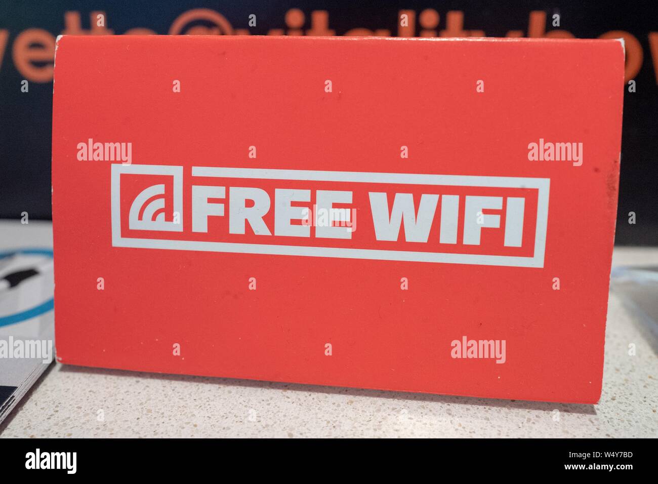 Close-up of red sign reading dispose d''une connexion Wi-Fi gratuite et le symbole de l'internet Wifi dans un café ou un restaurant, Lafayette, en Californie, le 6 juin 2019. () Banque D'Images