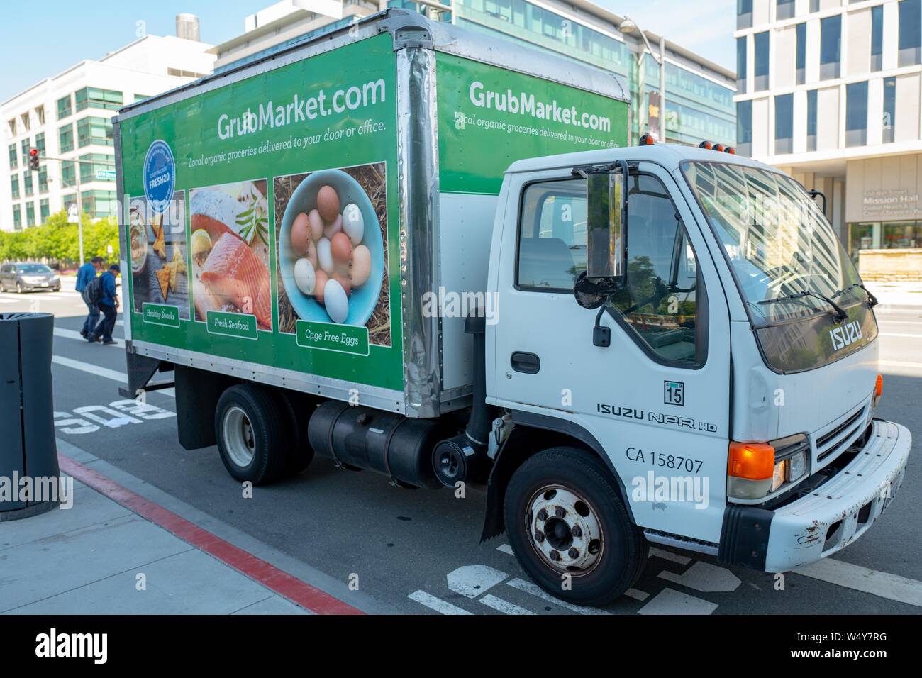 Vue latérale du chariot avec logo pour la ferme à la table le service Grubmarket alimentaire dans le quartier de Mission Bay de San Francisco, Californie, le 10 juin 2019. () Banque D'Images