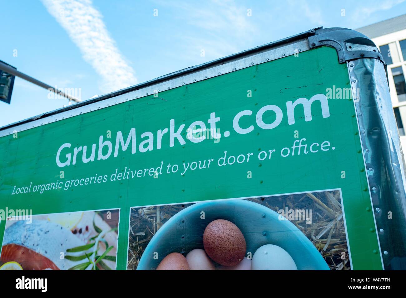 Vue latérale du chariot avec logo pour la ferme à la table le service Grubmarket alimentaire dans le quartier de Mission Bay de San Francisco, Californie, le 10 juin 2019. () Banque D'Images