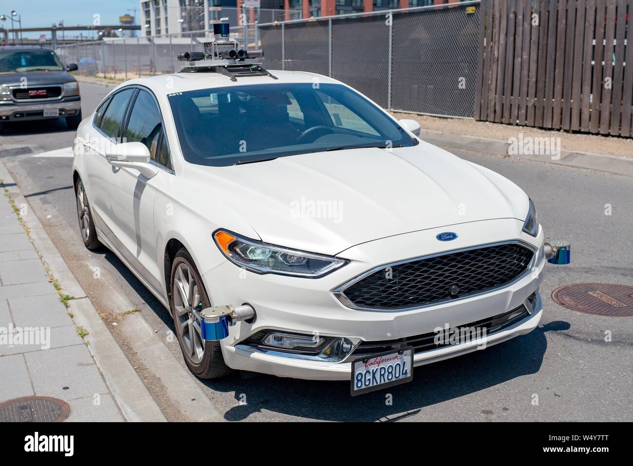 Location de voiture auto-expérimentale, basée sur l'automobile Ford modifié, avec d'autres capteurs Lidar et visible, dans le quartier de Mission Bay de San Francisco, Californie, le 10 juin 2019. () Banque D'Images