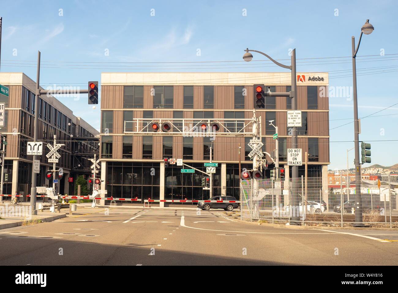 Pistes Caltrain passe à côté de l'ordinateur de bureaux société de logiciels Adobe dans le South of Market (SOMA) quartier de San Francisco, Californie, le 10 juin 2019. () Banque D'Images