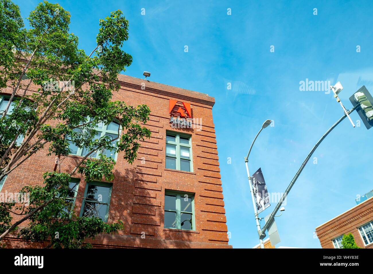 Faible angle de vue de signer avec le logo sur l'ordinateur de bureau à façade société de logiciels Adobe dans le South of Market (SOMA) quartier de San Francisco, Californie, le 10 juin 2019. () Banque D'Images