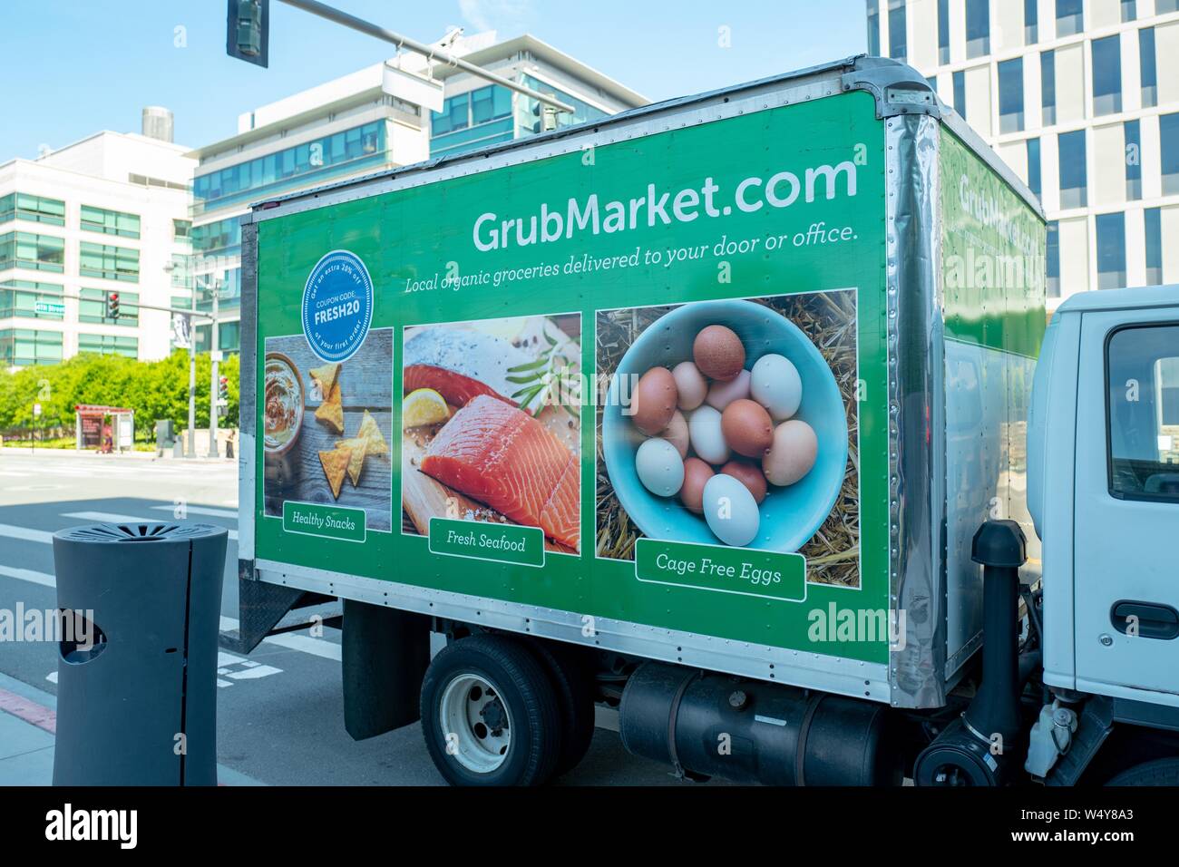 Vue latérale du chariot avec logo pour la ferme à la table le service Grubmarket alimentaire dans le quartier de Mission Bay de San Francisco, Californie, le 10 juin 2019. () Banque D'Images