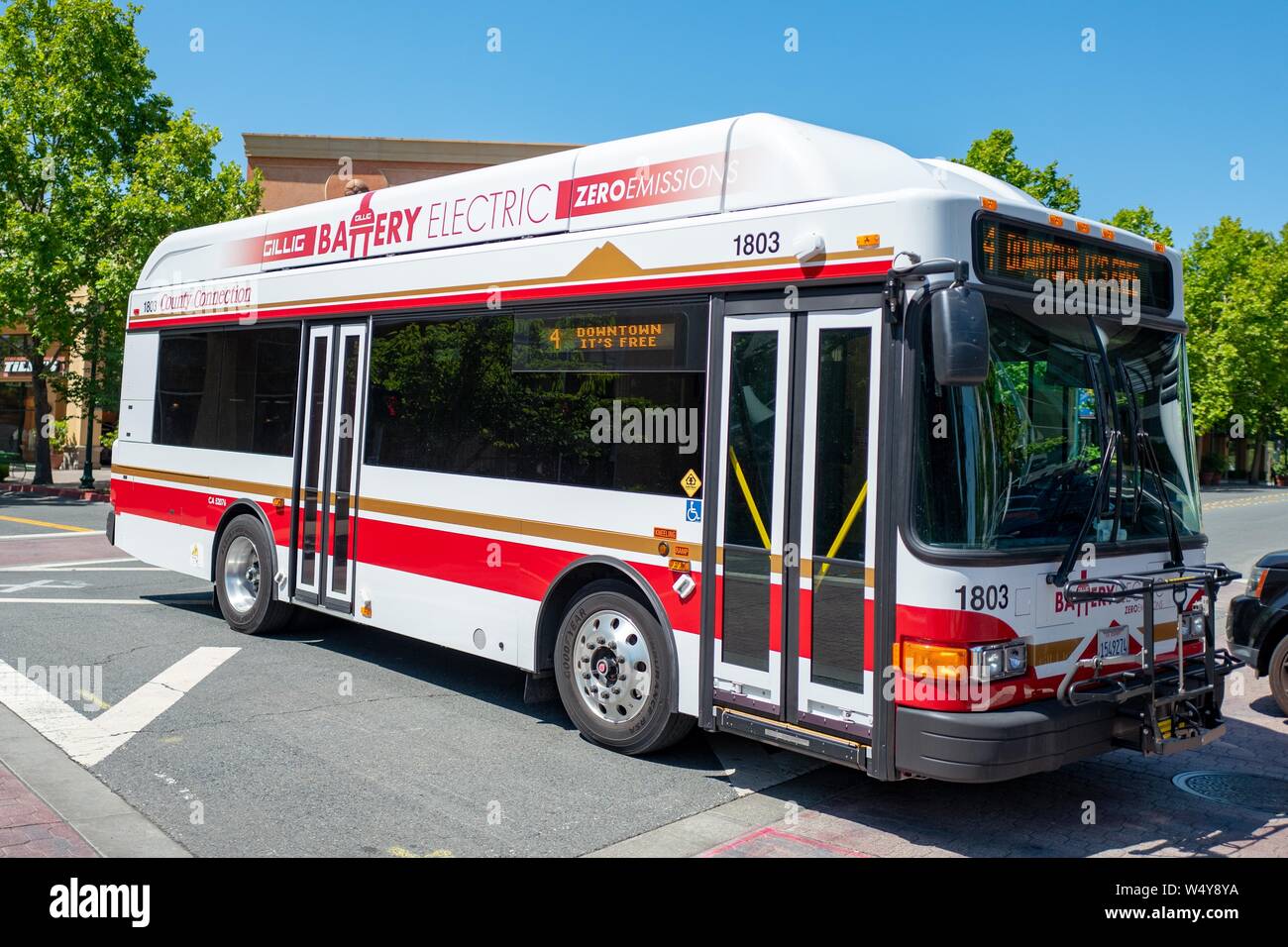 Bus électrique Connexion Comté passant par une intersection au centre-ville de Walnut Creek, Californie, le 21 juin 2019. () Banque D'Images