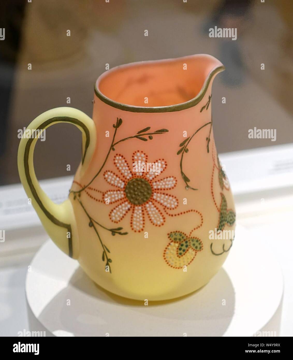 Crème motif dentelle broderie, le Mont Washington Glass Company, New Bedford, Massachusetts, 1886-1890, le Birman verre soufflé et décoration - émail Banque D'Images