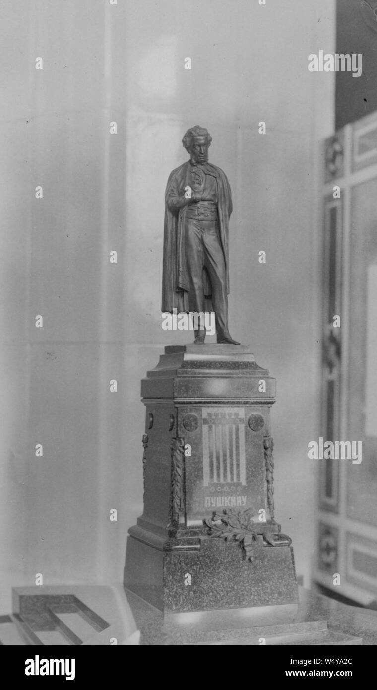 Photo de la statue d'Alexandre Sergueïevitch Pouchkine, poète russe, dramaturge, romancier et, Saint Petersburg, Russia, 1885. () Banque D'Images