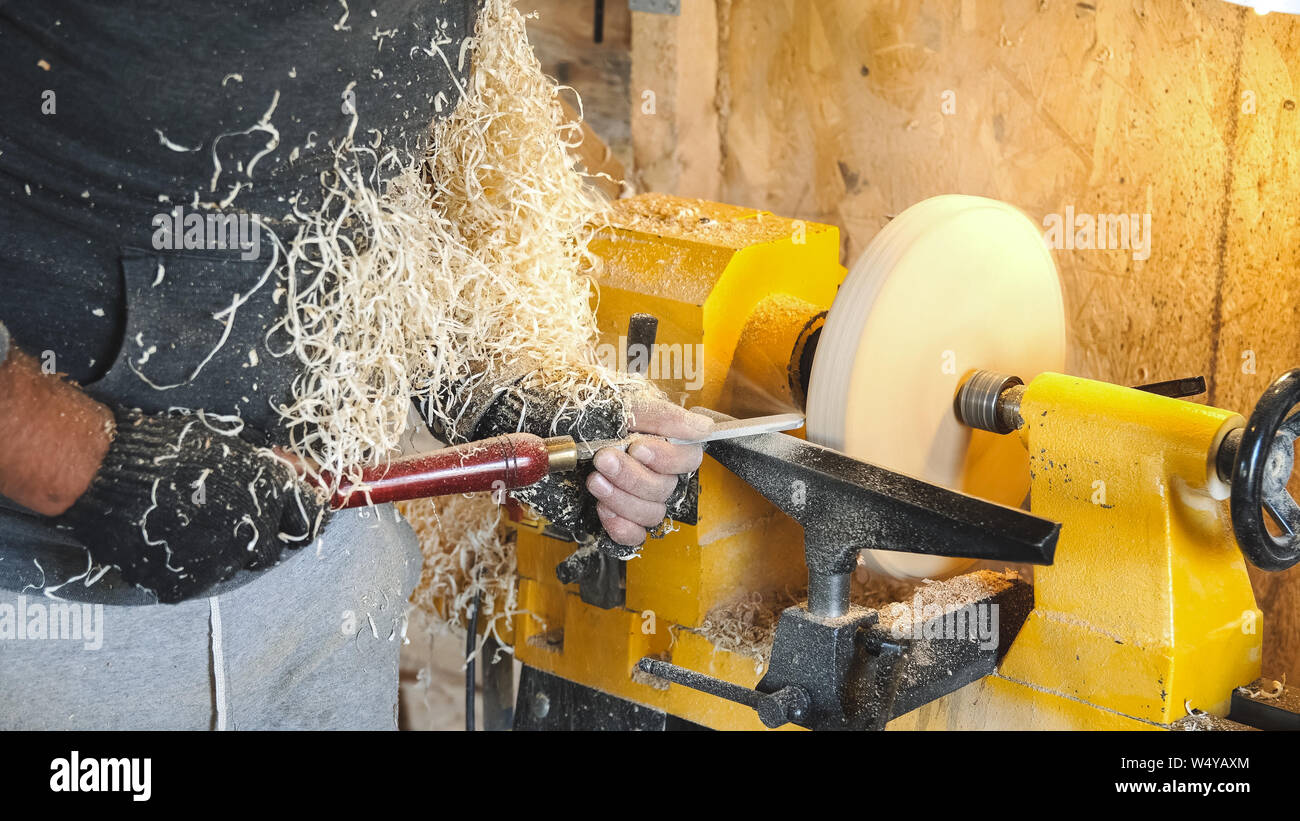 Carpenter coupe du bois en plus grave. Menuisier bois poignées par banc. Faire de beaux faits main en bois plat. Artisan travaille avec pièce en atelier. Cr Banque D'Images