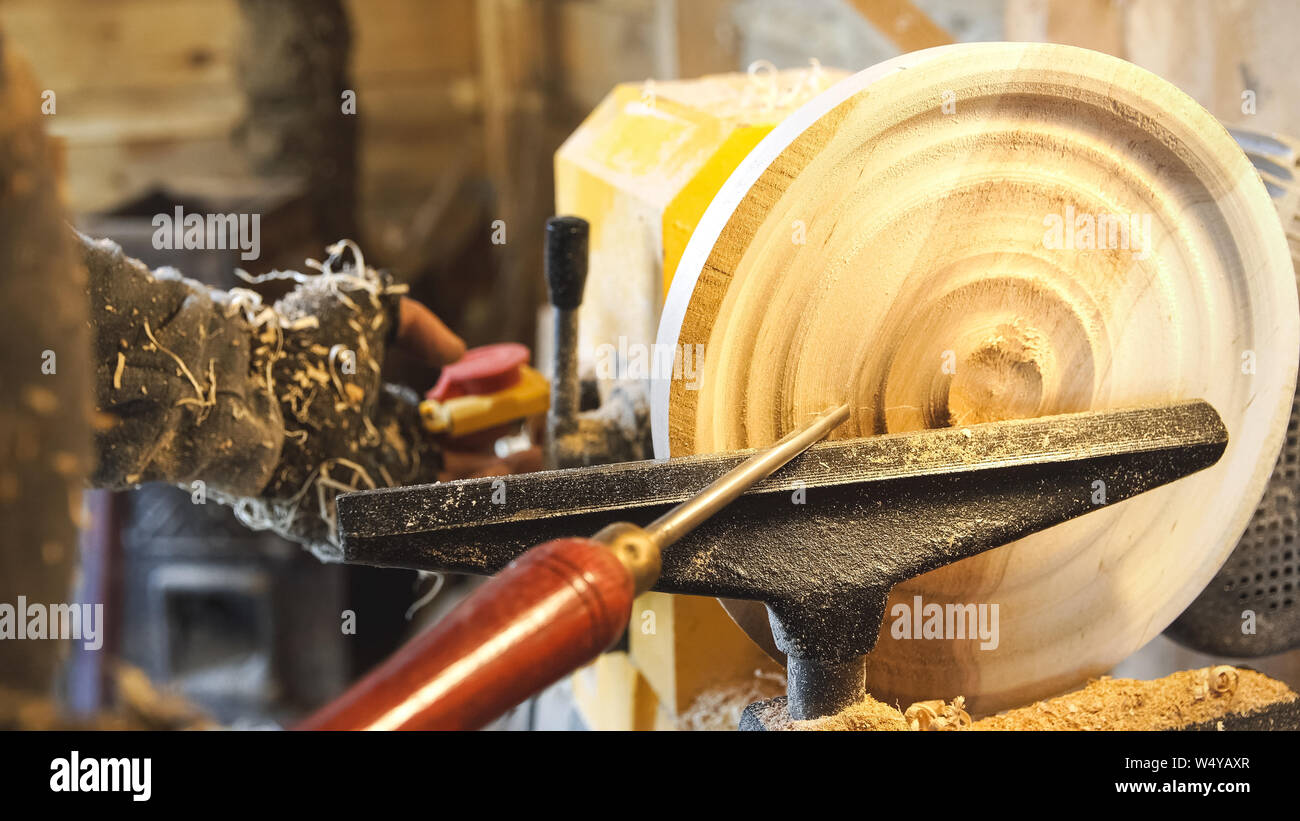 Menuisier bois poignées par machine. Il fonctionne également avec la pièce dans l'espace de travail. Faire de beaux faits main en bois plaque. La trancheuse de bois. W Banque D'Images