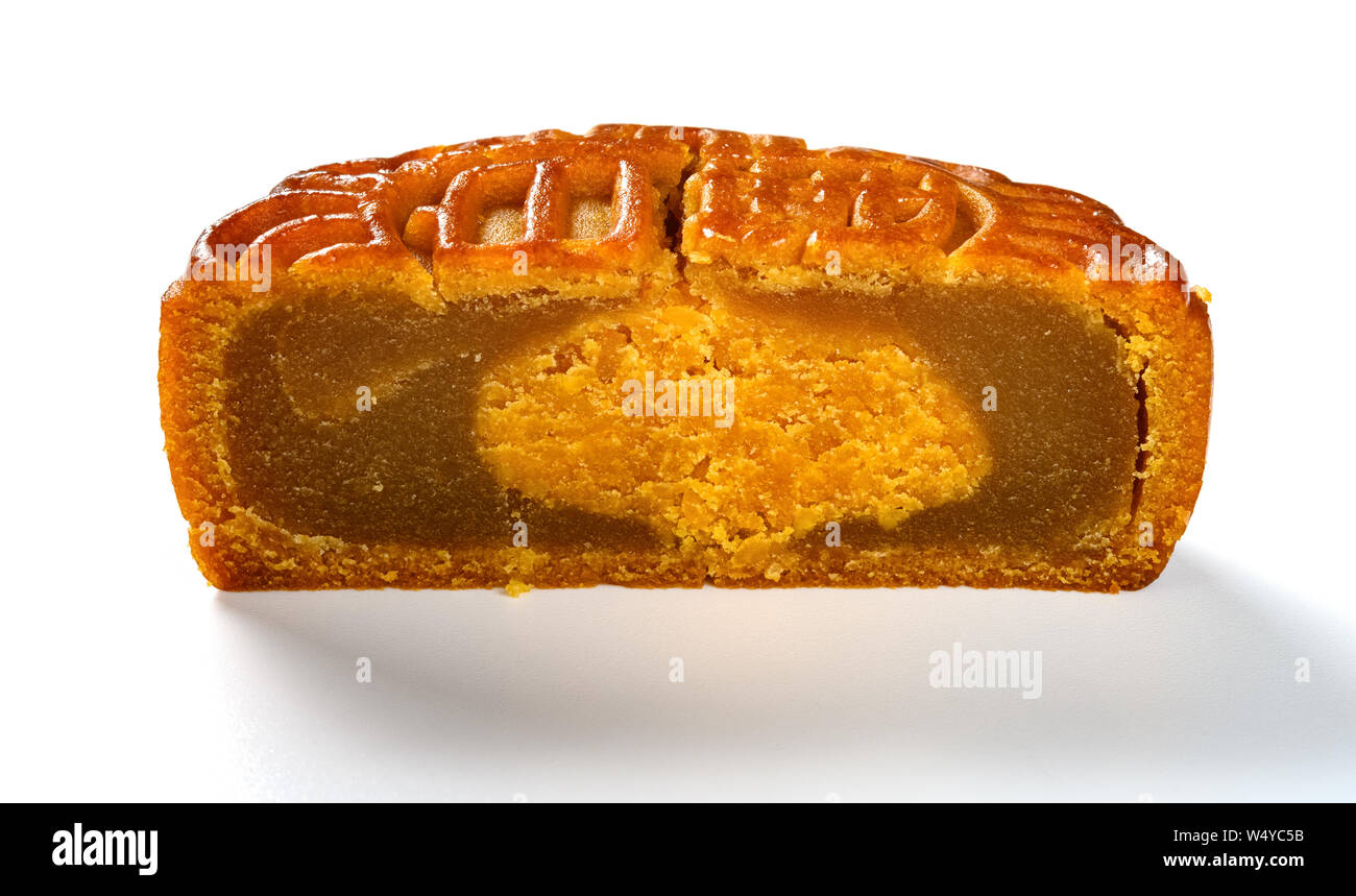 Découper le mooncake traditionnel chinois caractères chinois dire purée de graines de lotus Banque D'Images