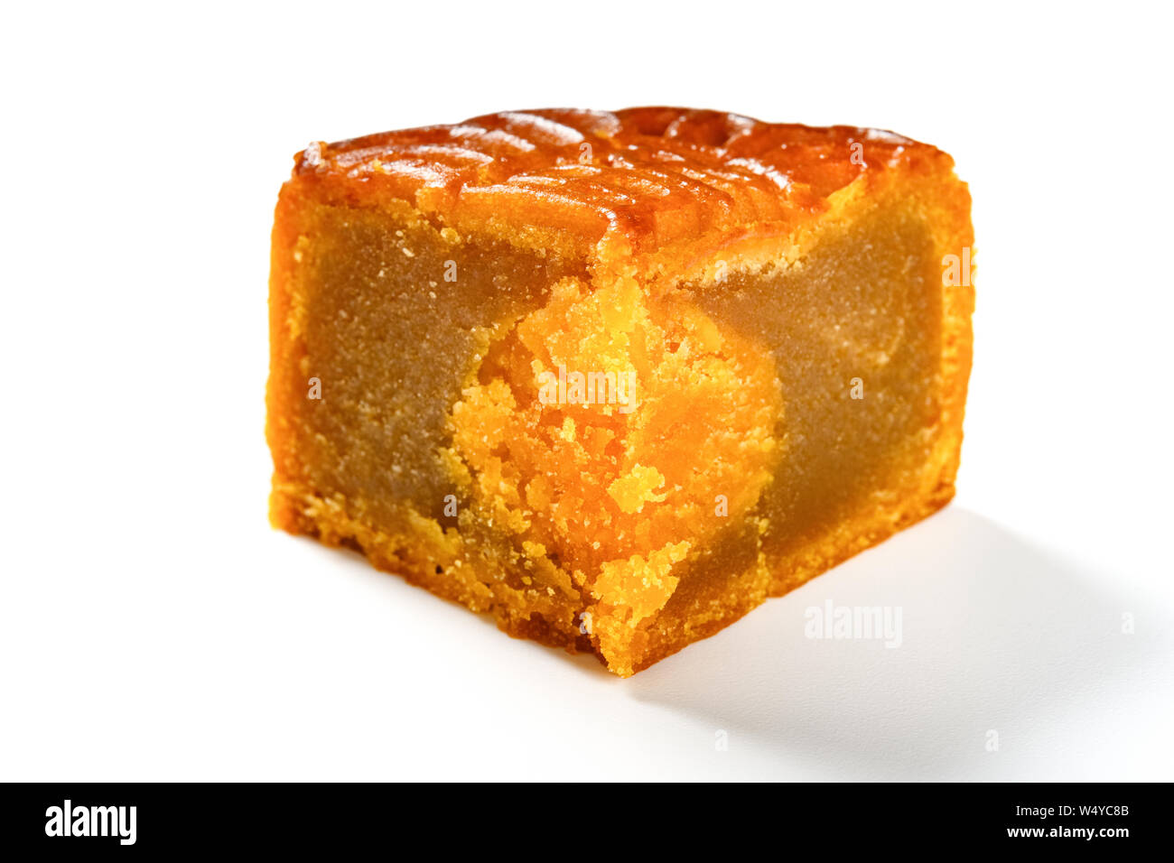 Découper le mooncake traditionnel chinois caractères chinois oeuf moyen Banque D'Images