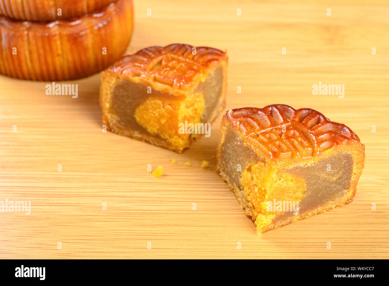 Découper le mooncake traditionnel chinois caractères chinois et du jaune moyenne des oeufs Banque D'Images
